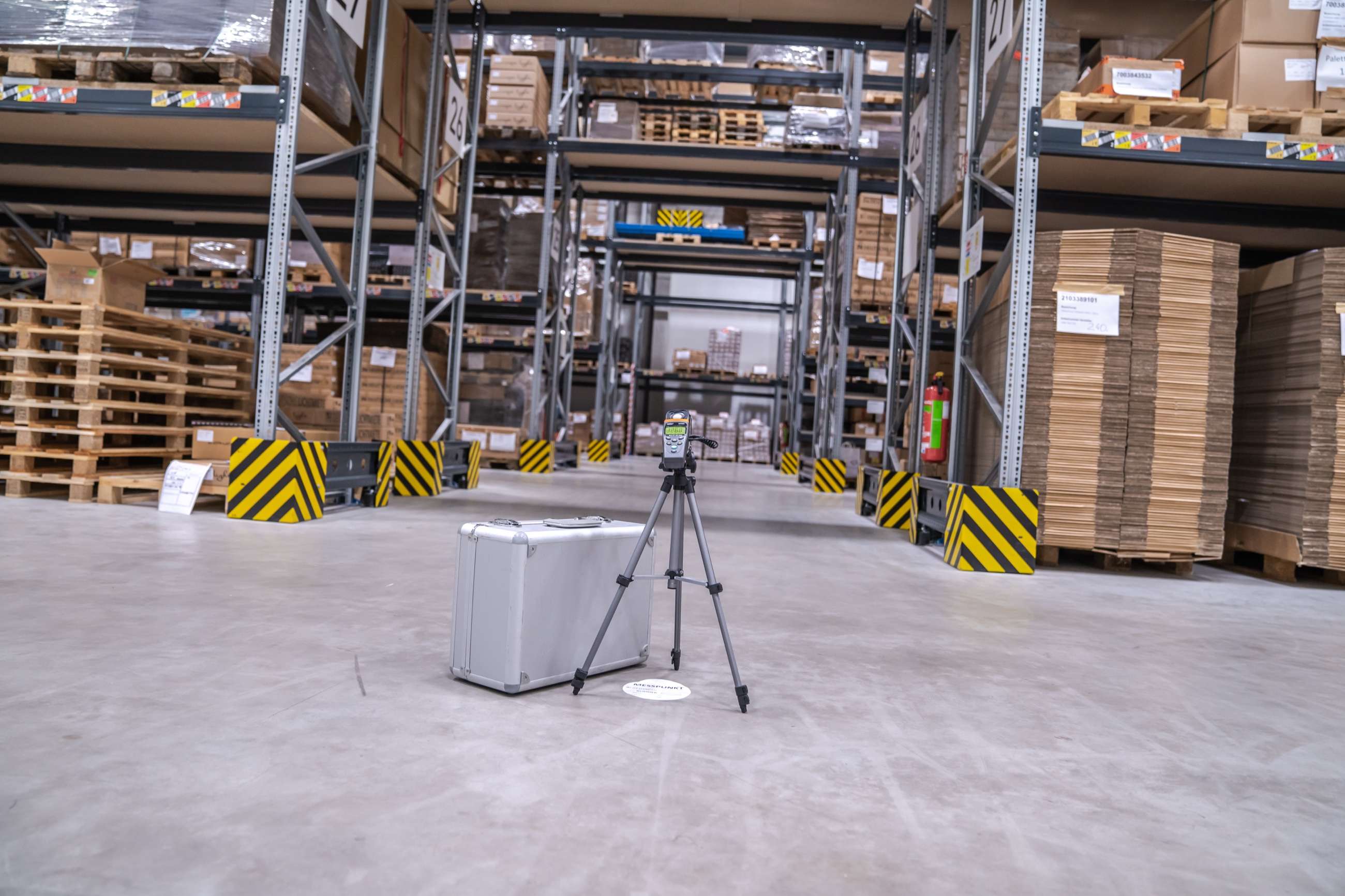 Digitales Aufmaß mit Stativ in einer Lagerhalle