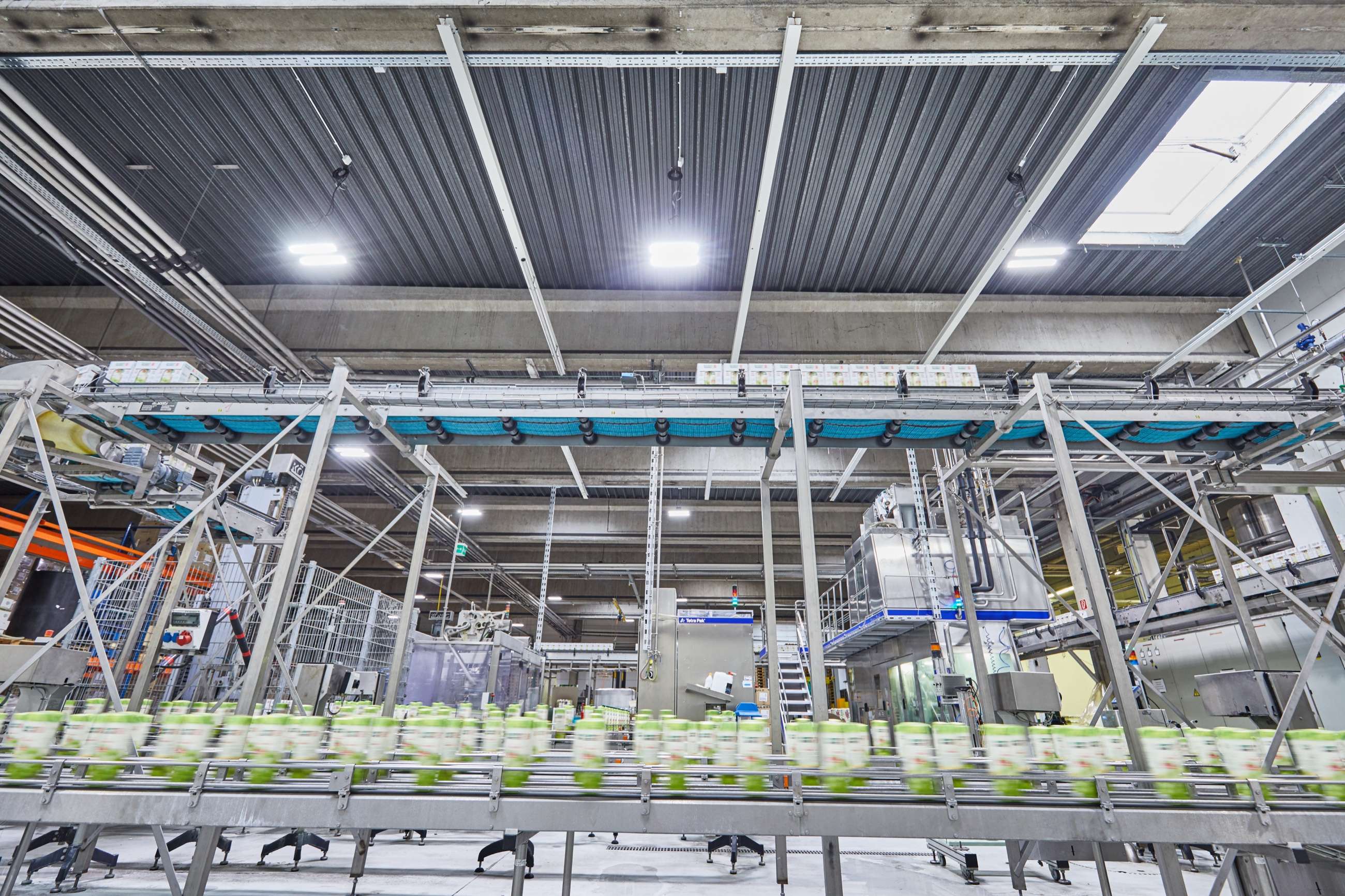 Produktionslinie mit gleichmäßiger LED-Beleuchtung